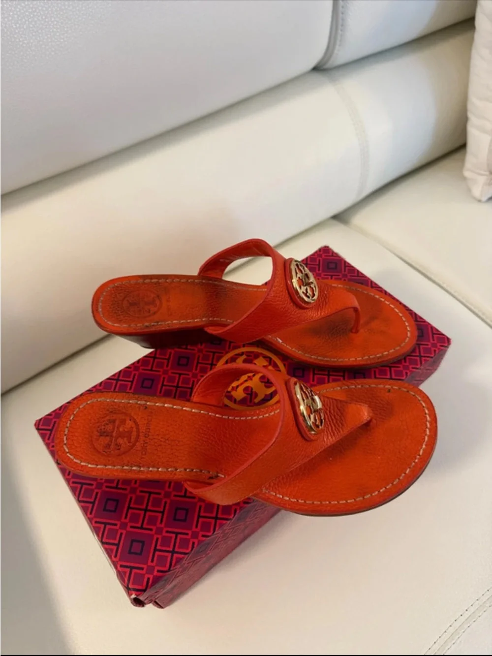 TORY BURCH ORANGE LEATHER THONG SANDALS WITH LOGO MEDALLION
